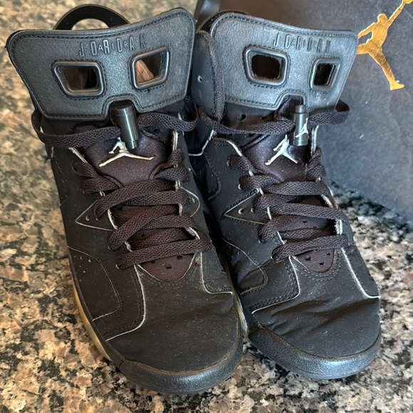 Jordan Black and Gold High-Top Sneakers 7Y - Picture 2 of 12